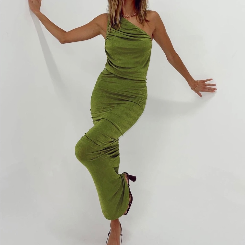 The goddess midi dress